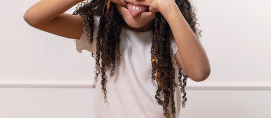 Soins naturels cheveux texturés enfants : routine capillaire